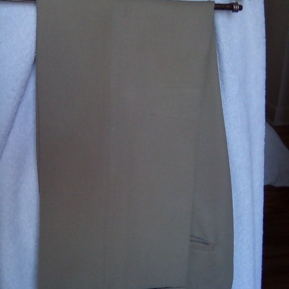 Used Linett Ltd. 38R Beige Suit, 32" pleated pants, 100% gabardine wool - Picture 6 of 14